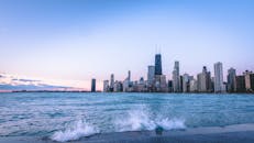黄昏时分，探索标志性的芝加哥天际线，欣赏令人惊叹的海滨景观和飞溅的海浪
