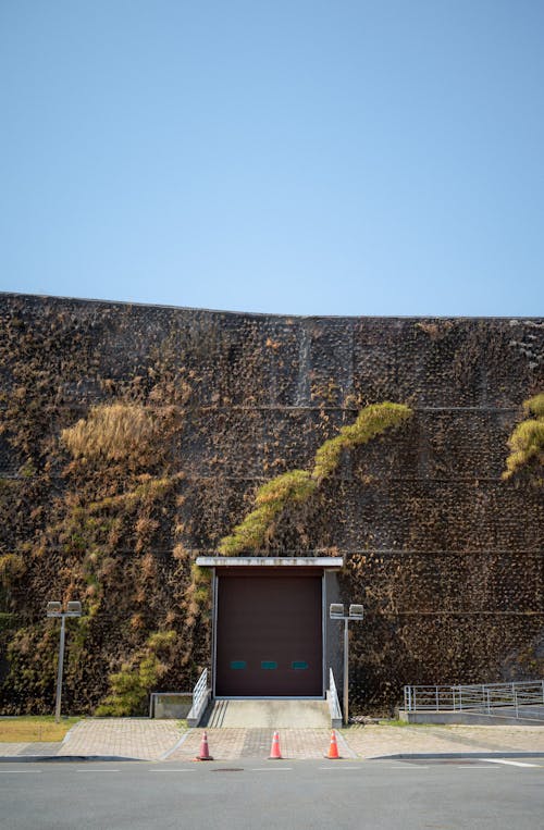 A building with a large wall and a door