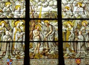 教堂内的彩色玻璃艺术品以细腻的描绘展现了圣经场景