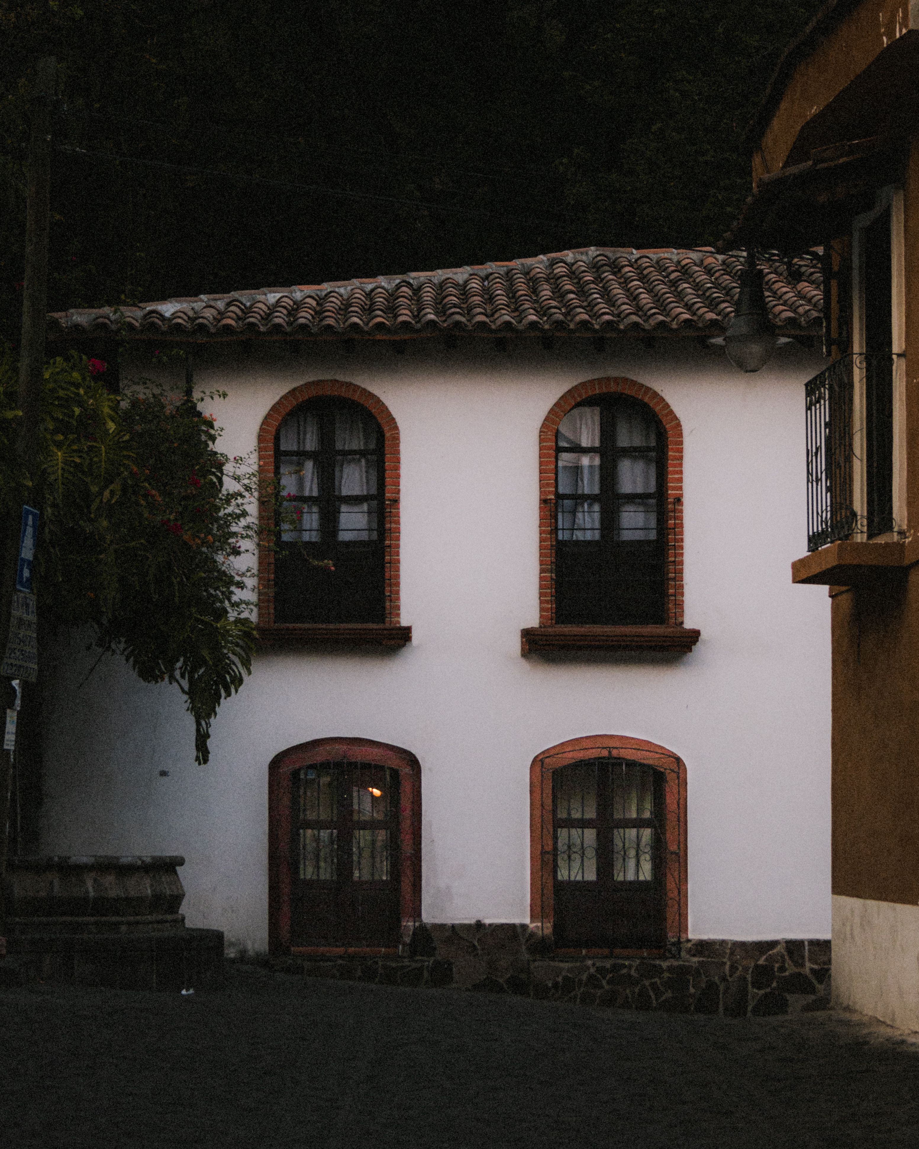 Windows in a Traditional Building · Free Stock Photo