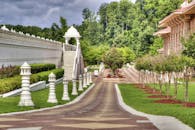 在阳光明媚的日子里，宁静的花园景观展现出华丽的建筑和郁郁葱葱的绿色植物