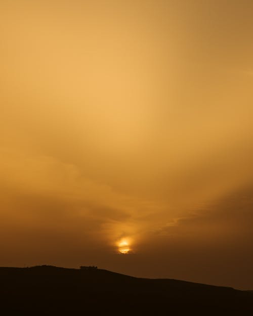Foto profissional grátis de brilhante, céu amarelo, colina
