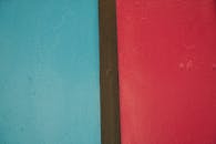 充满活力的抽象墙壁艺术特写中，蓝色和红色被棕色条纹分隔开来