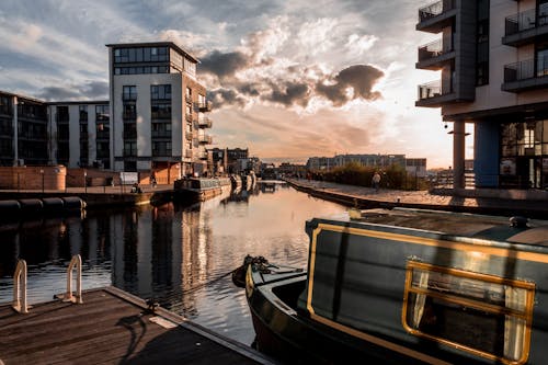 Boot Auf Einem Dock In Einer Städtischen Stadt