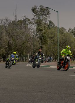 Exciting motorcycle race through a park in San Luis Potosí, showcasing speed and skill.