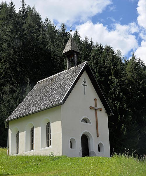 Witte En Zwarte Kathedraal Omringd Door Bomen Onder Witte Wolken