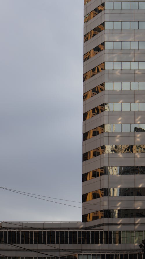 Kostenloses Stock Foto zu bürogebäude, ecke, fassade