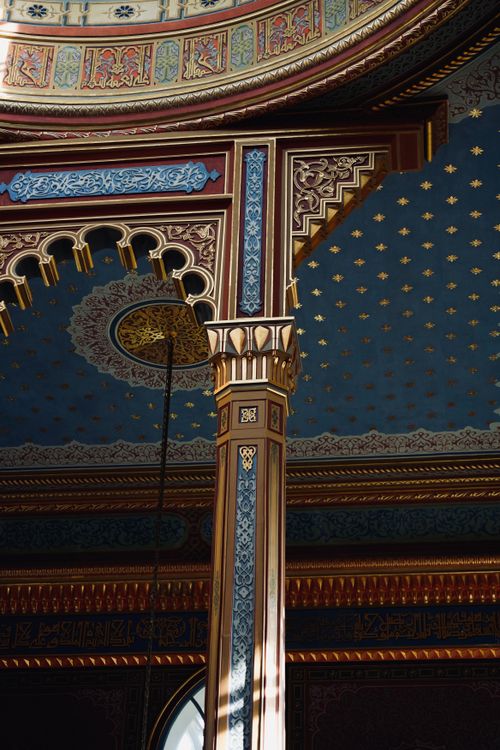 Free Detailed view of an intricately decorated mosque interior with ornate columns and ceilings. Stock Photo