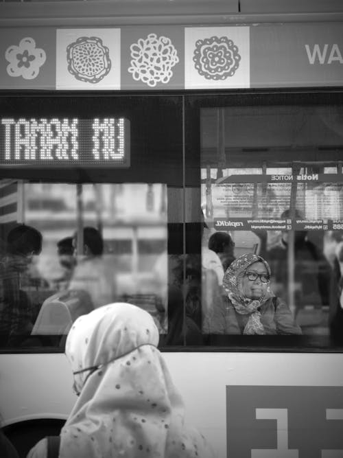 Fotos de stock gratuitas de autobús, blanco y negro, ciudad