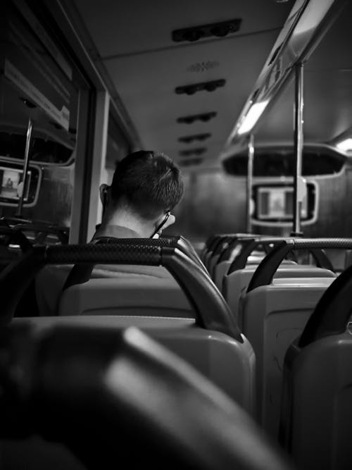 Foto profissional grátis de homem, interior, ônibus