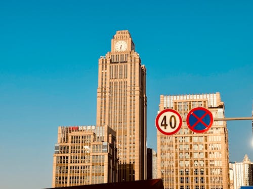 A clock and a sign with the words 40 and a building