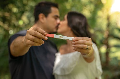 Foto stok gratis berciuman, hamil, kaum wanita