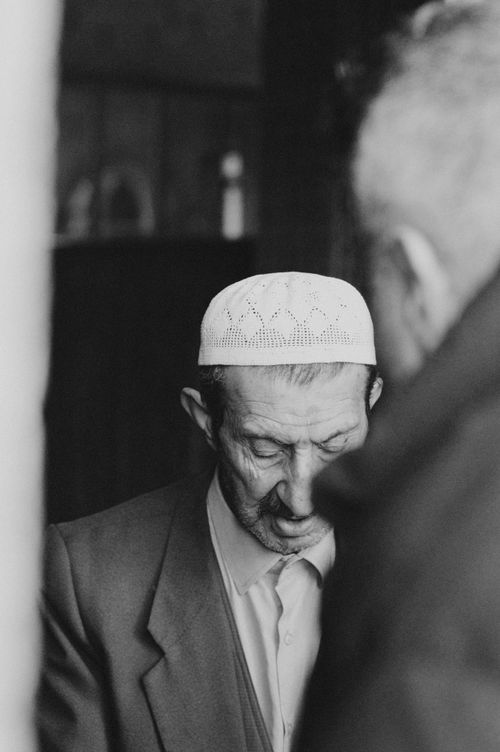 Free A senior man with a hat, captured in a thoughtful black and white portrait. Stock Photo