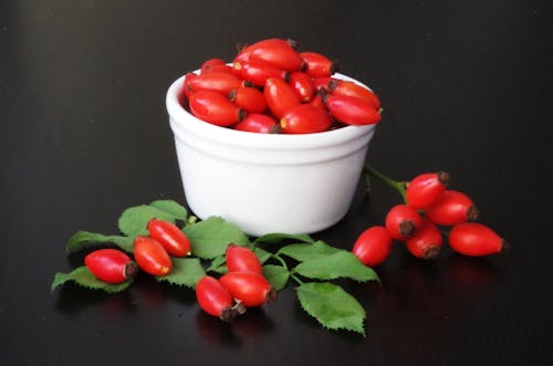 Kostenlos Rote Früchte Auf Weißem Behälter Stock-Foto