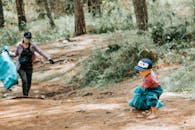 在越南大叻，一名小男孩和一名妇女正在清理森林