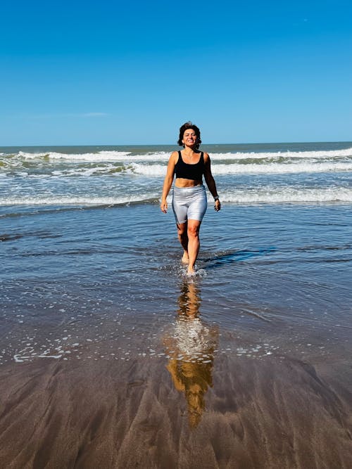 Foto profissional grátis de andando, curtindo, descalço