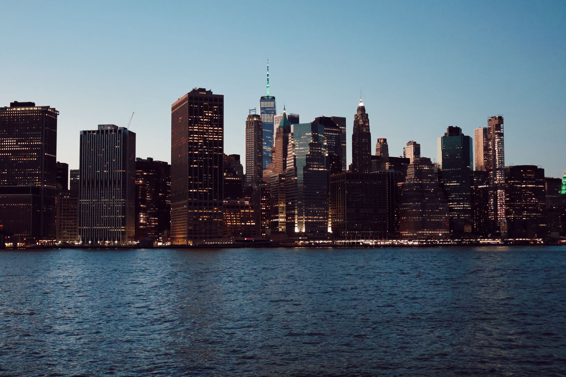 Manhattan finans bölgesi gökyüzü akşam aydınlatması
