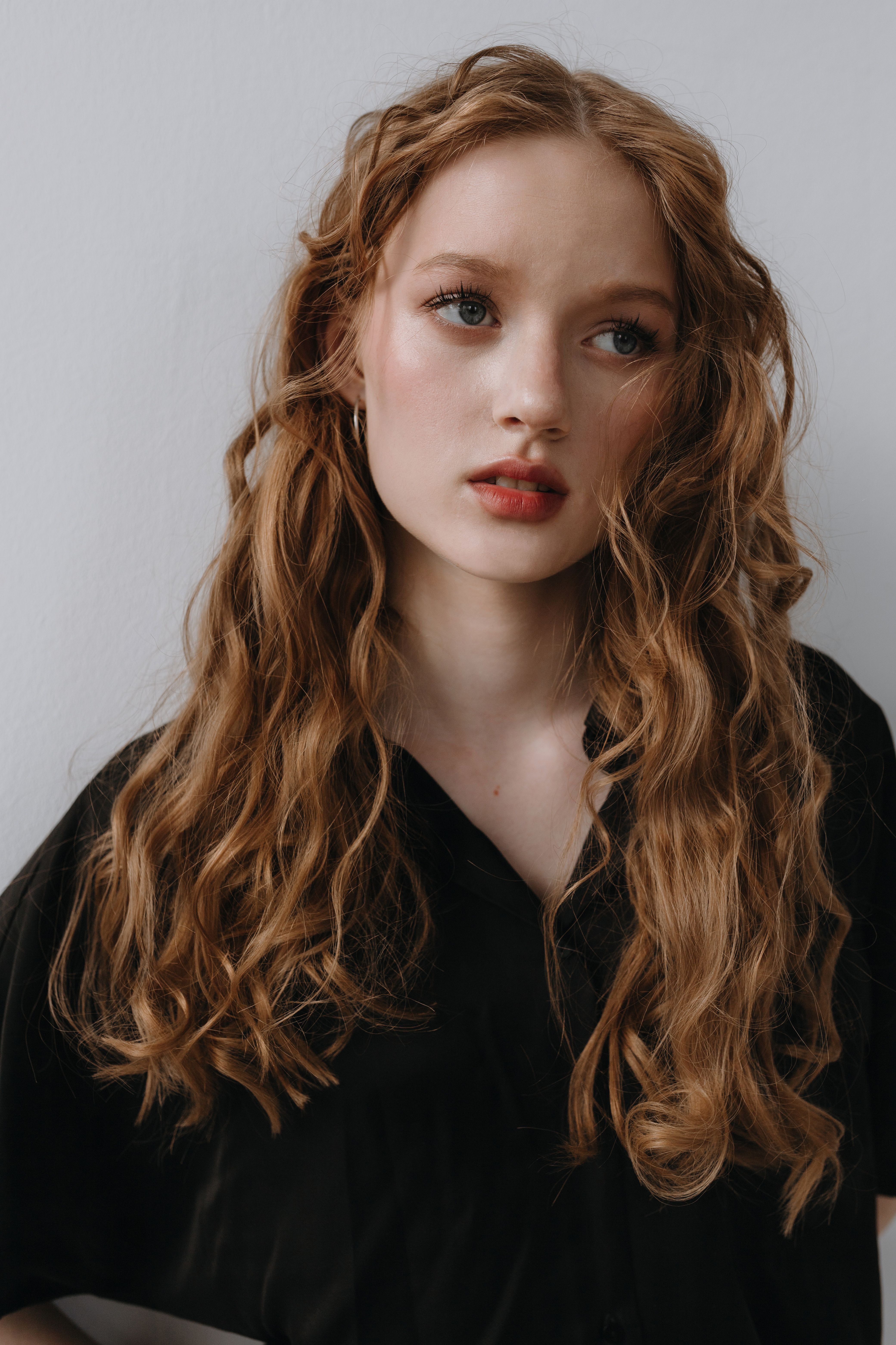Soft holiday waves hairstyle for party