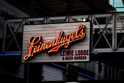Leinenkugel的leinie Lodge和啤酒花园标牌已开启