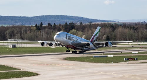 Fotobanka s bezplatnými fotkami na tému arabské letecké spoločnosti, letecká spoločnosť emirates, letisko