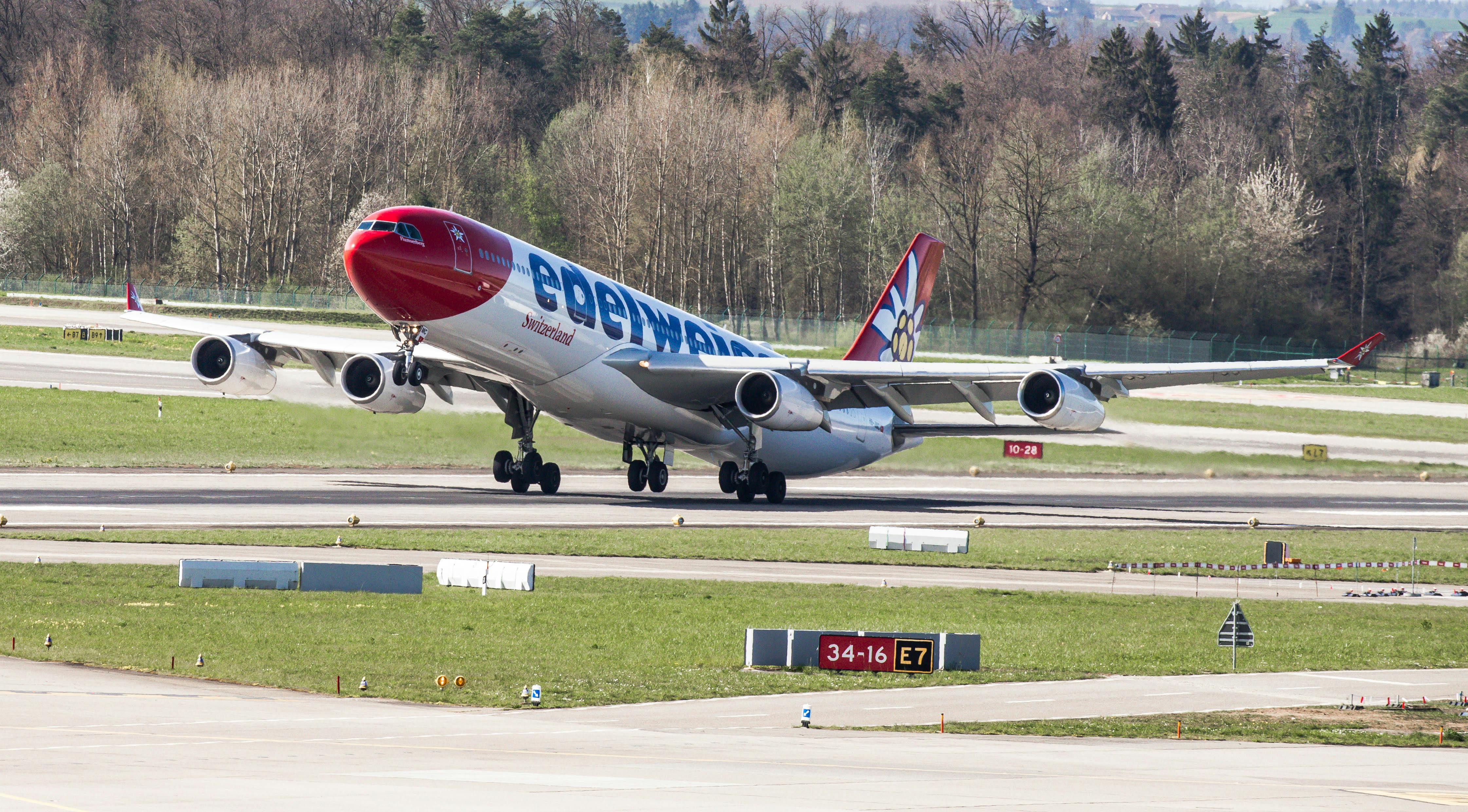 Man accumulated 1.2 million airline miles in most unusual way after exchanging 12,000 cups of chocolate pudding — Photo by Lo
