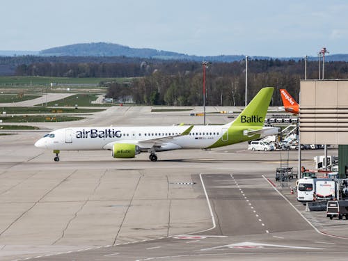 Gratis lagerfoto af fly, lettiske flyselskaber, luft baltisk