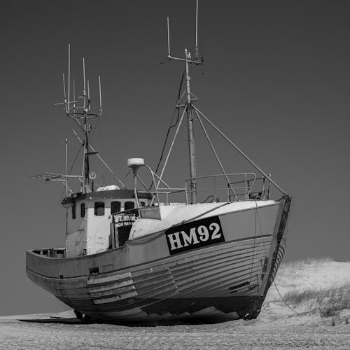 Fotos de stock gratuitas de arena, barco, blanco y negro