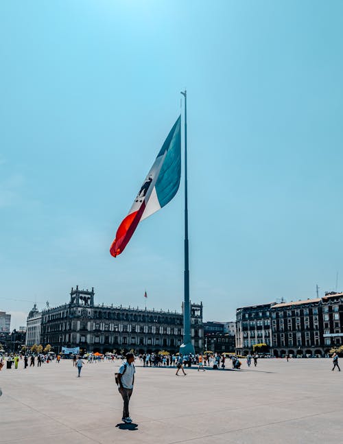 Безкоштовне стокове фото на тему «plaza de la constitución, будівлі, вертикальні постріл»