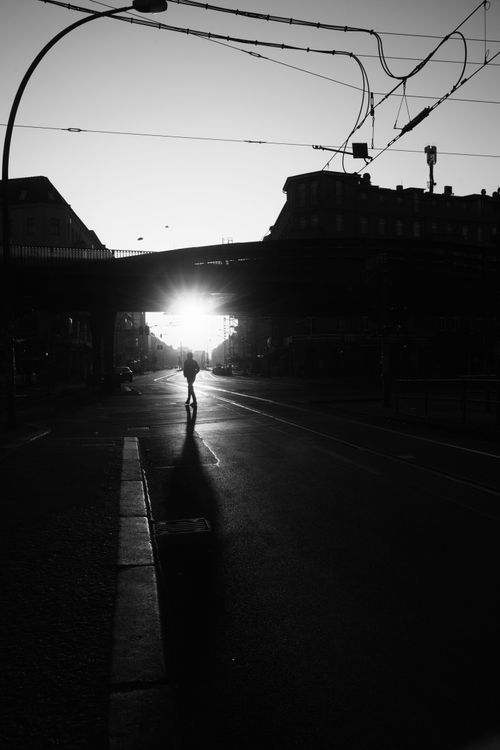 Free Dramatic silhouette of a person walking in Berlin against a vibrant sunset backdrop. Stock Photo