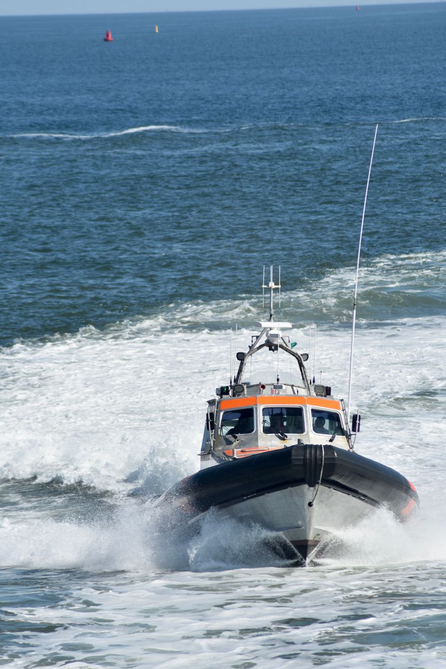 Een motorboot die met hoge snelheid door de golven van de Noordzee nabij Oost-Vlieland, Nederland, vaart.