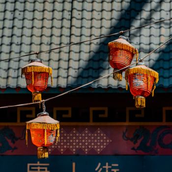 Red lanterns hanging in Ciudad de México, showcasing traditional cultural architecture.（イメージ）