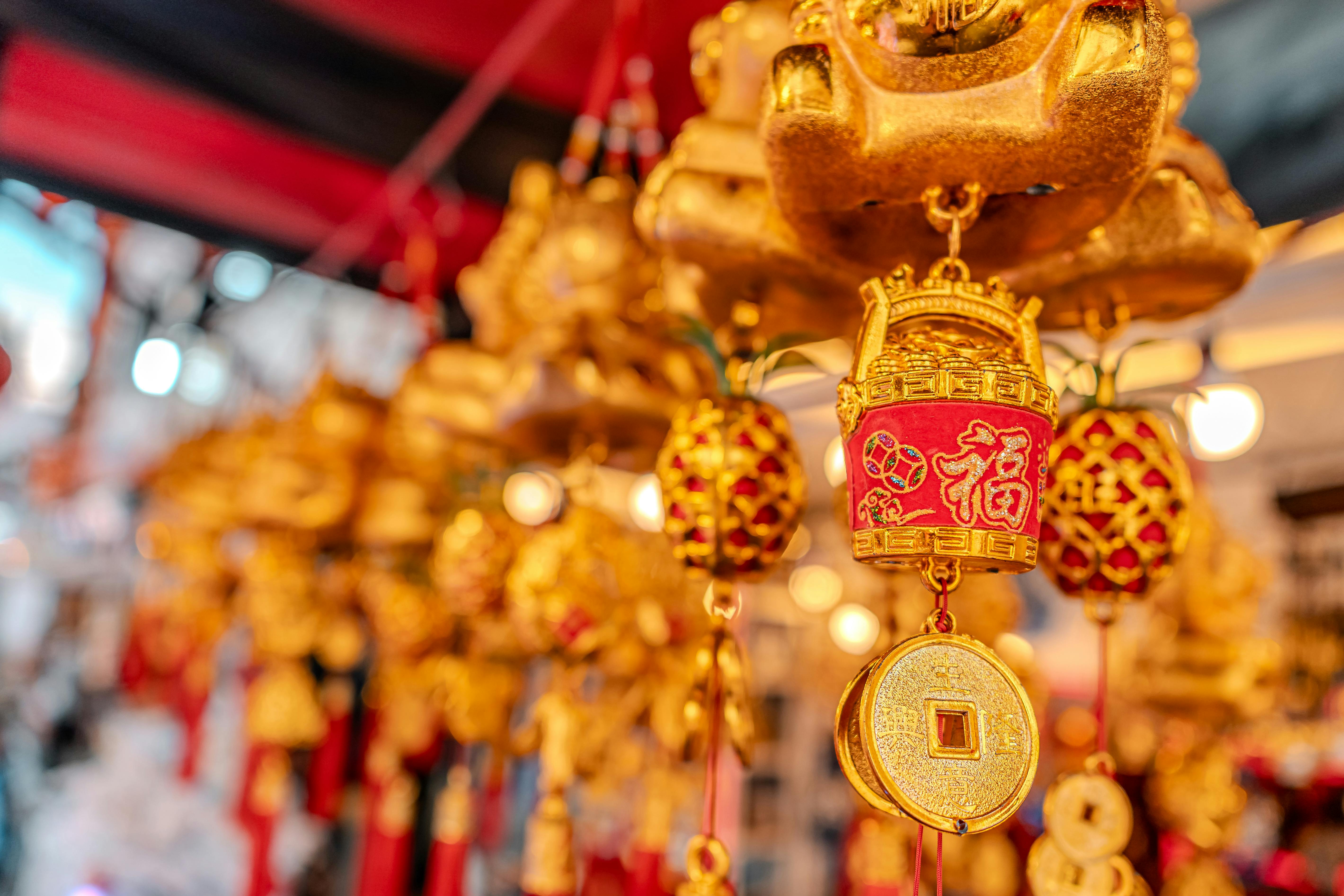 Colorful Chinese New Year decorations with gold ornaments in a Ciudad de México market.
