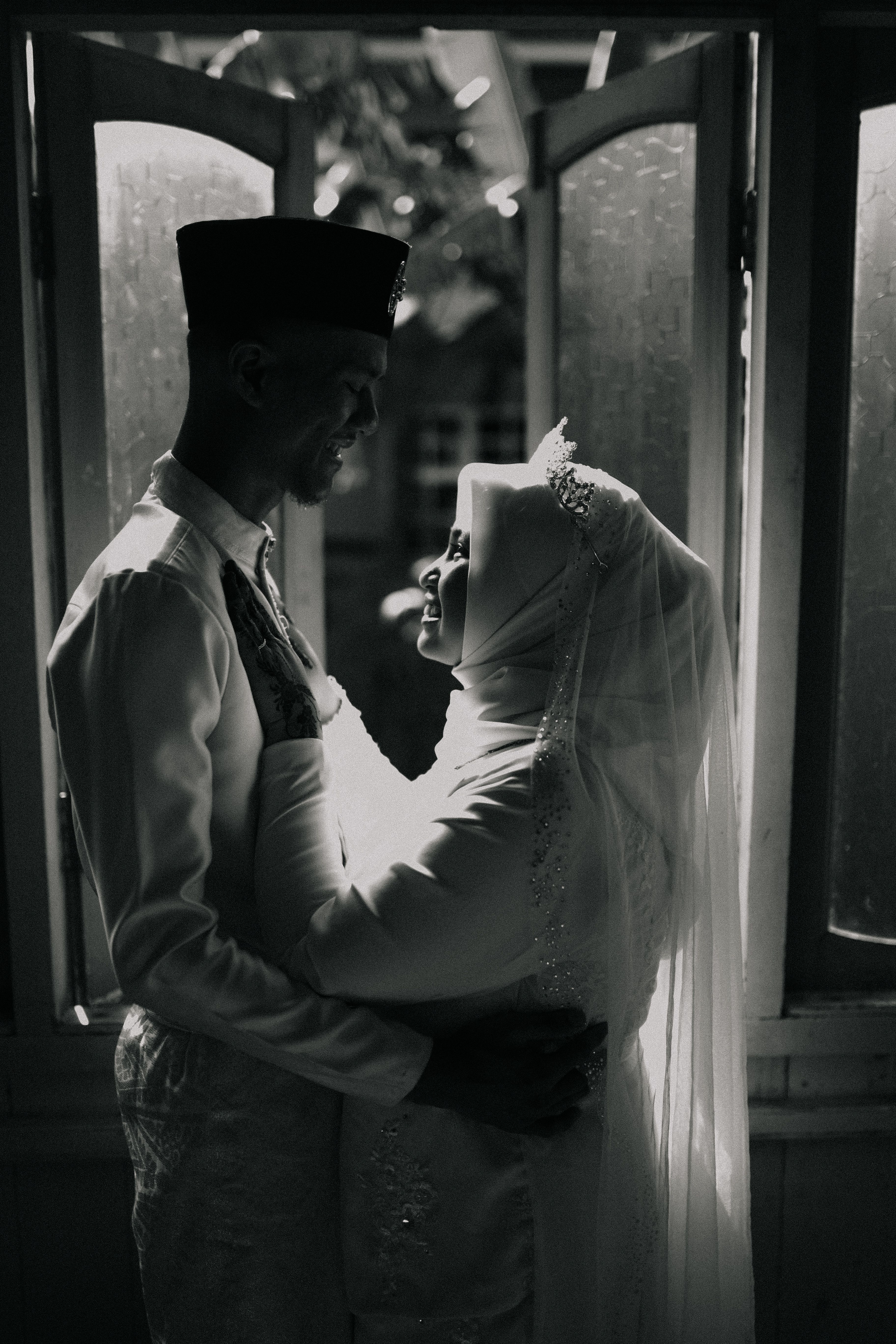 Hugging Newlyweds in Black and White · Free Stock Photo