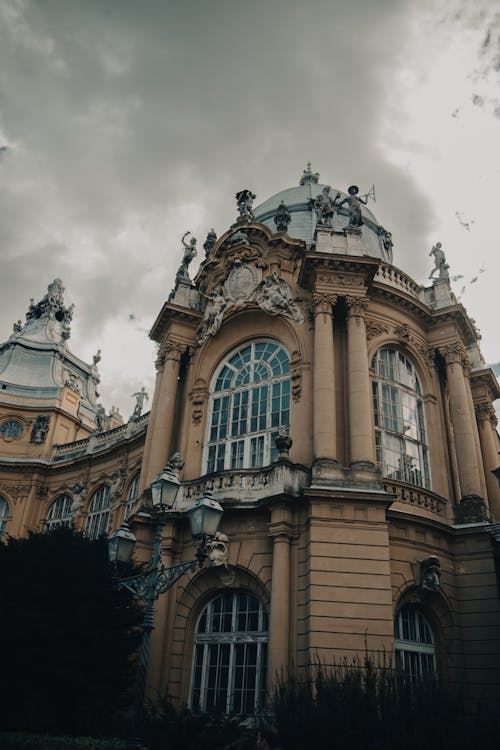 bina, Budapeşte, camlar içeren Ücretsiz stok fotoğraf
