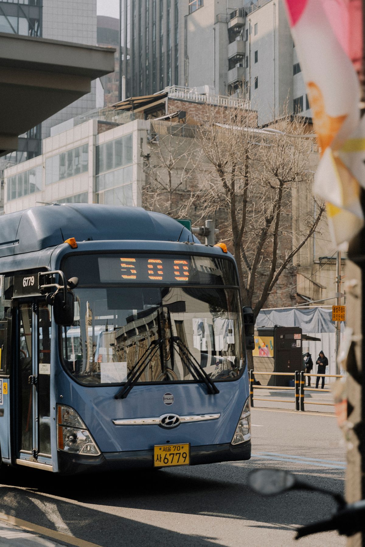 Blauer Stadtbus auf einer Straße in Seoul