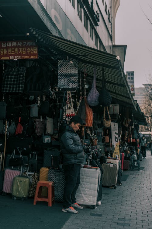 Fotobanka s bezplatnými fotkami na tému bazár, bunda, kufre