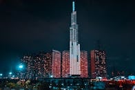 夜晚，胡志明市的天际线被灯光点亮，展现出地标建筑81塔的迷人景色