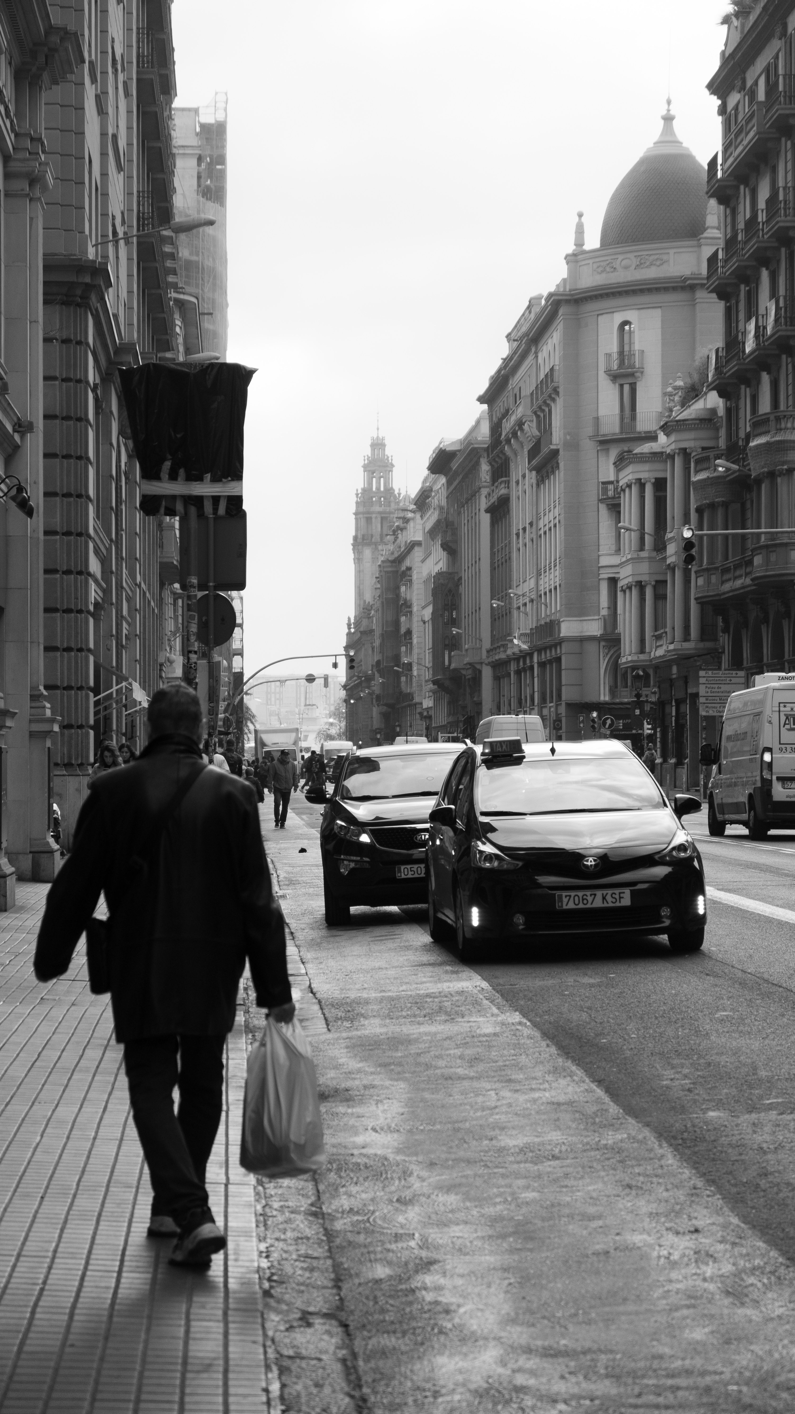 Carry Less, Shoot More on Day Trips and City Breaks — how to carry a camera comfortably while sightseeing