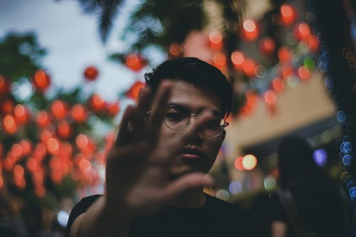 Homem Vestindo Camisa Preta Com Gola Redonda Estendendo A Mão