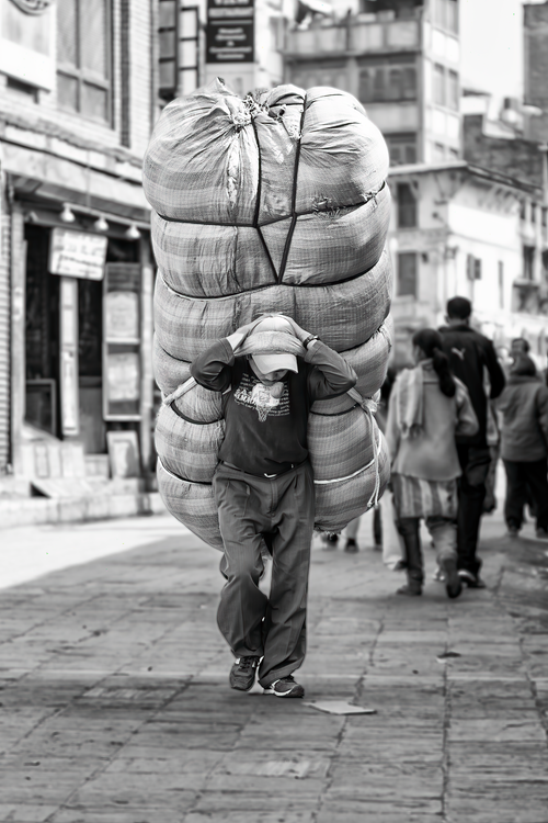 White Load Humain Man with a Big Bag on a Street in Black and White · Free Stock Photo