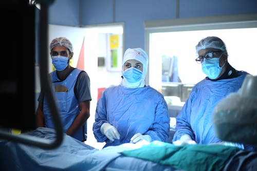 Проведение хирургических операций