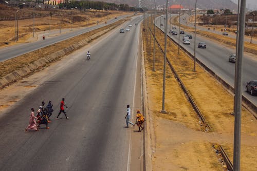 Foto d'estoc gratuïta de autopista, caminant, camp