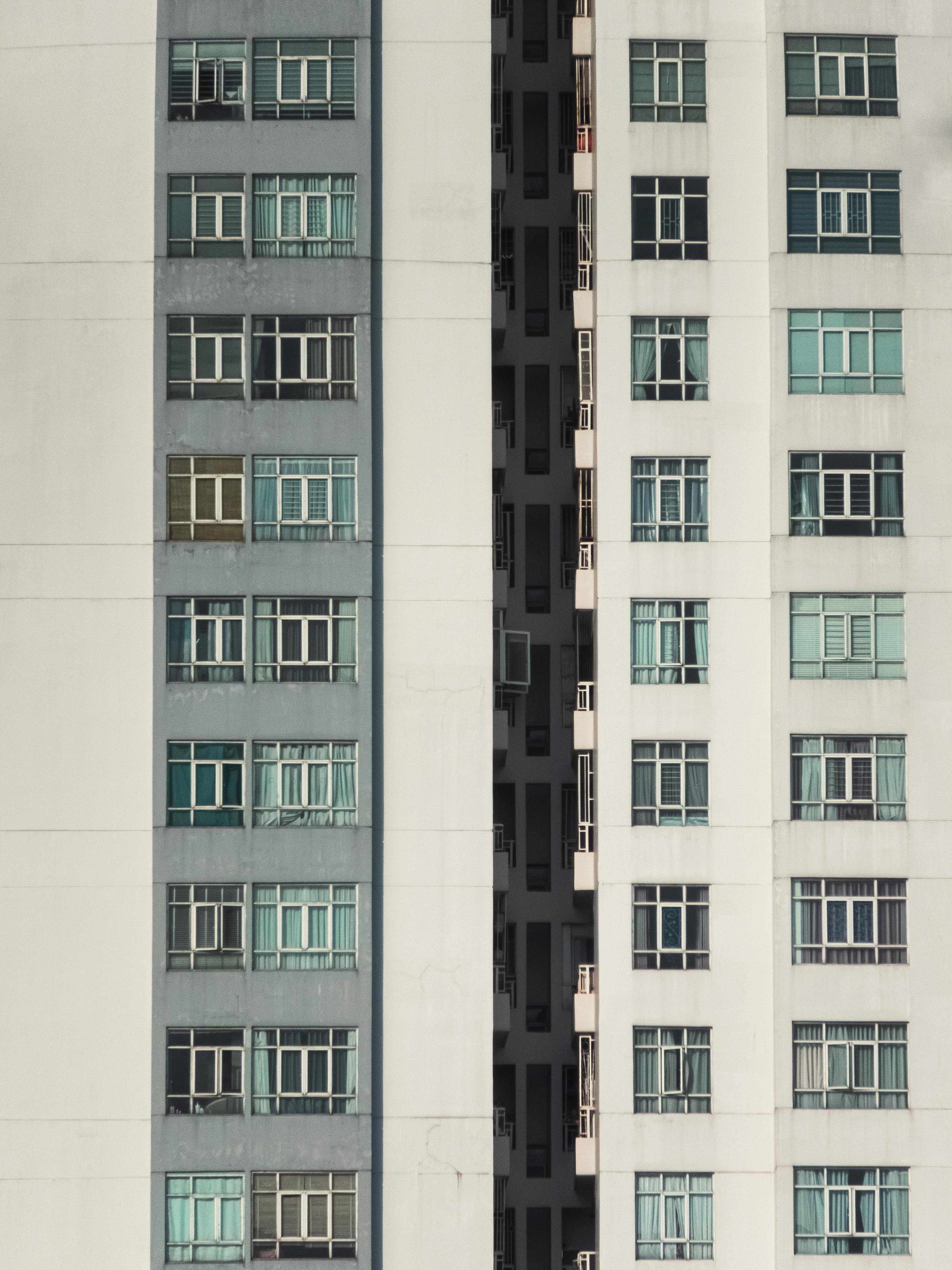 Nowoczesny hol wejściowy w krakowskim apartamentowcu po sprzątaniu