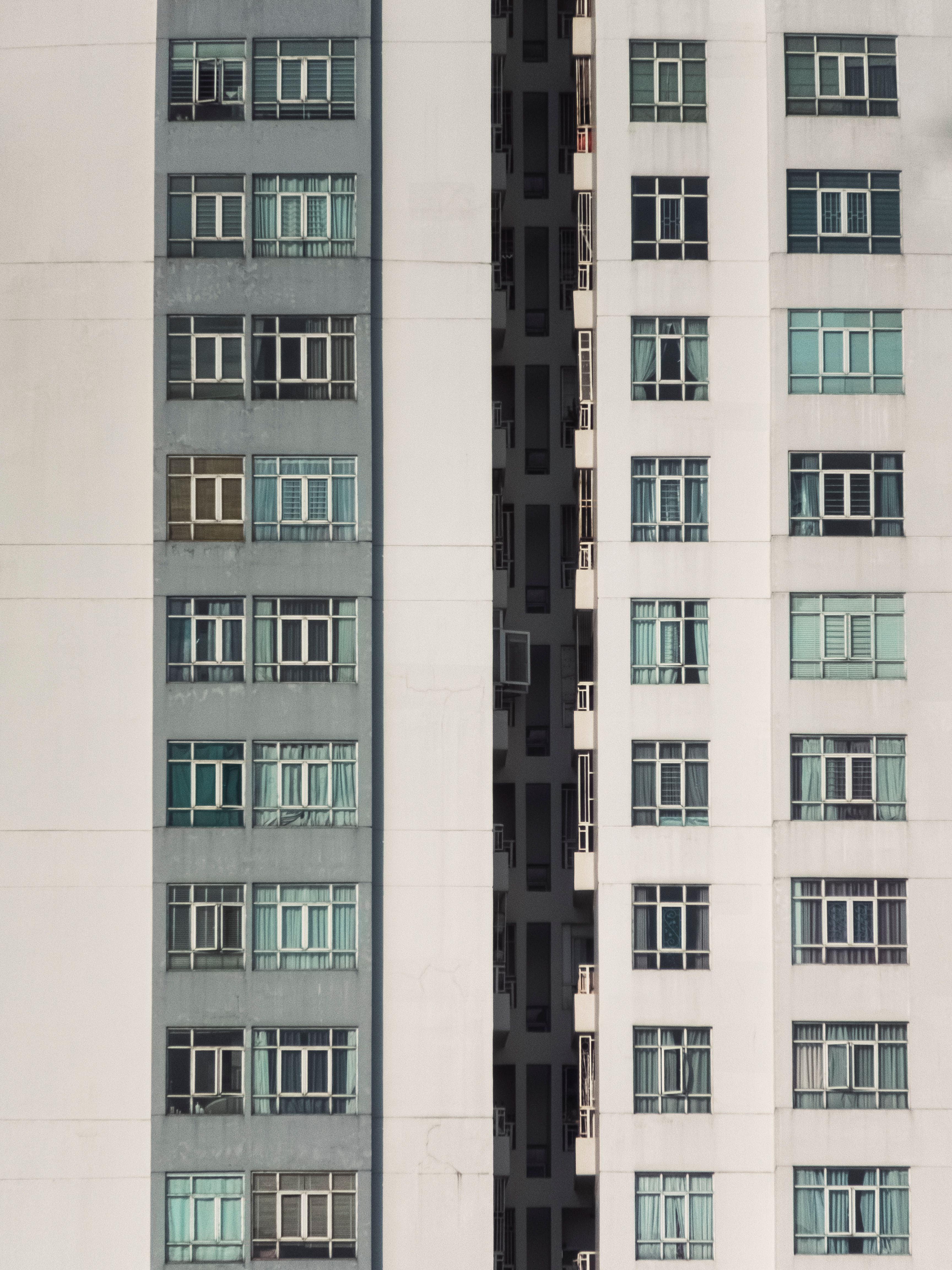An Apartment Building in a City · Free Stock Photo