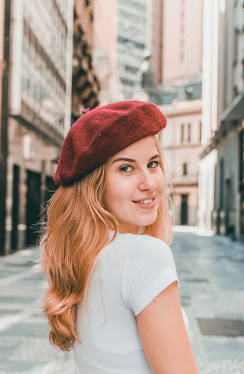 무료 빨간 모자를 쓰고있는 여자의 사진 스톡 사진