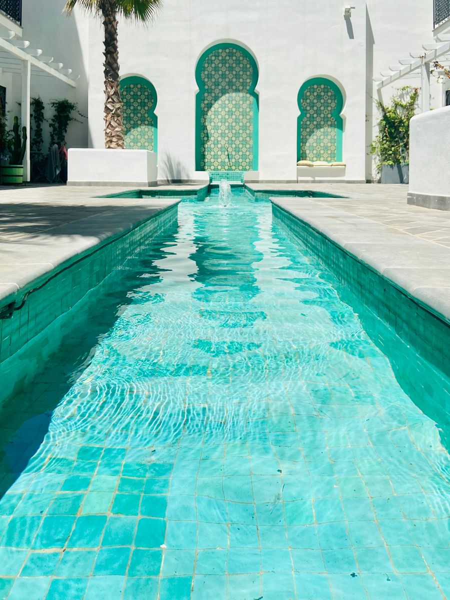 Piscina de una segunda residencia mediterránea bajo el sol