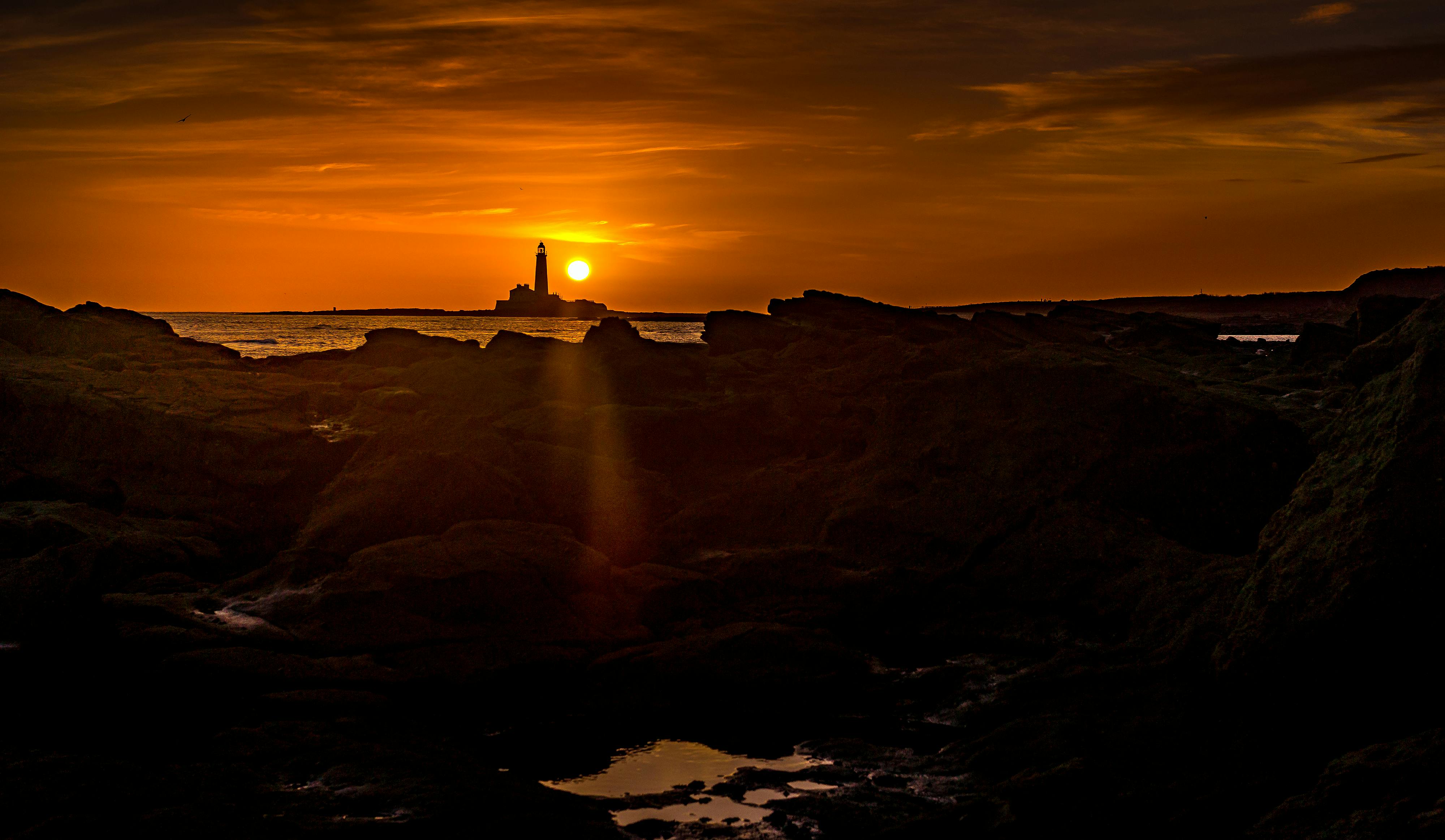 خليج هالونج باي بصخوره الكارستية الشاهقة ومياهه الزمردية، جوهرة التاج في الشمال الفيتنامي.