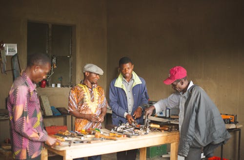 Gratis arkivbilde med afrikanske menn, arbeide, bord