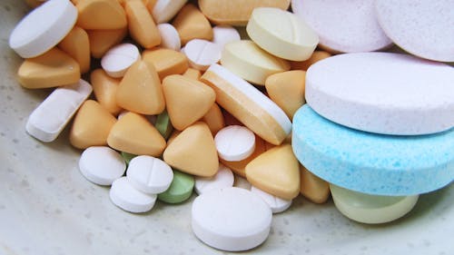 Pilules Médicinales Multi Formes Blanches, Bleues Et Violettes