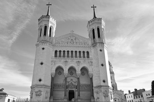 Foto d'estoc gratuïta de blanc i negre, catedral, creus religioses